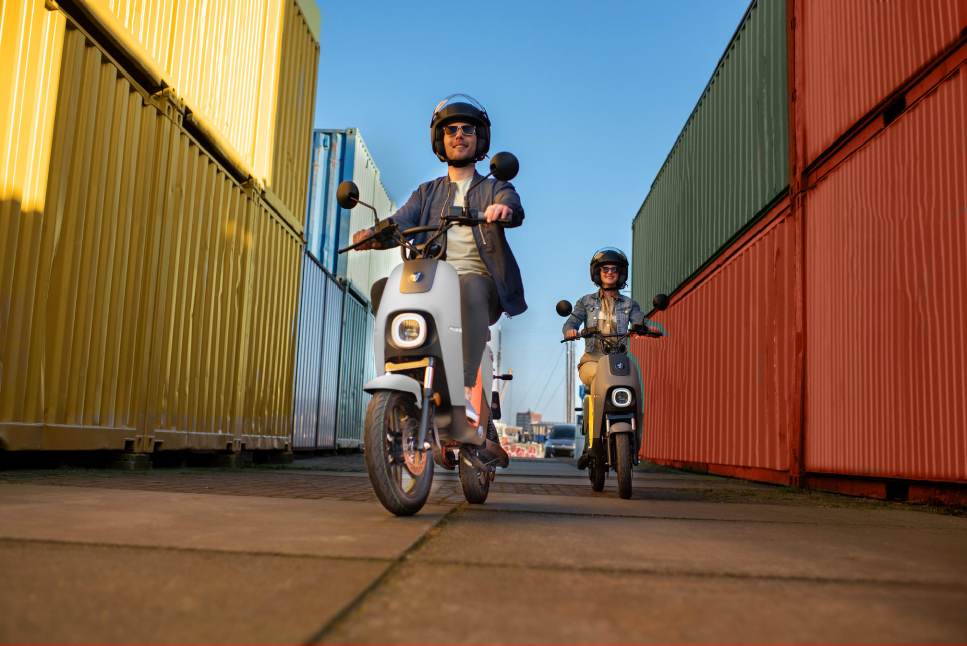 Segway_eMoped_B110S_Couple-riding_Front-view-2140x1429_72